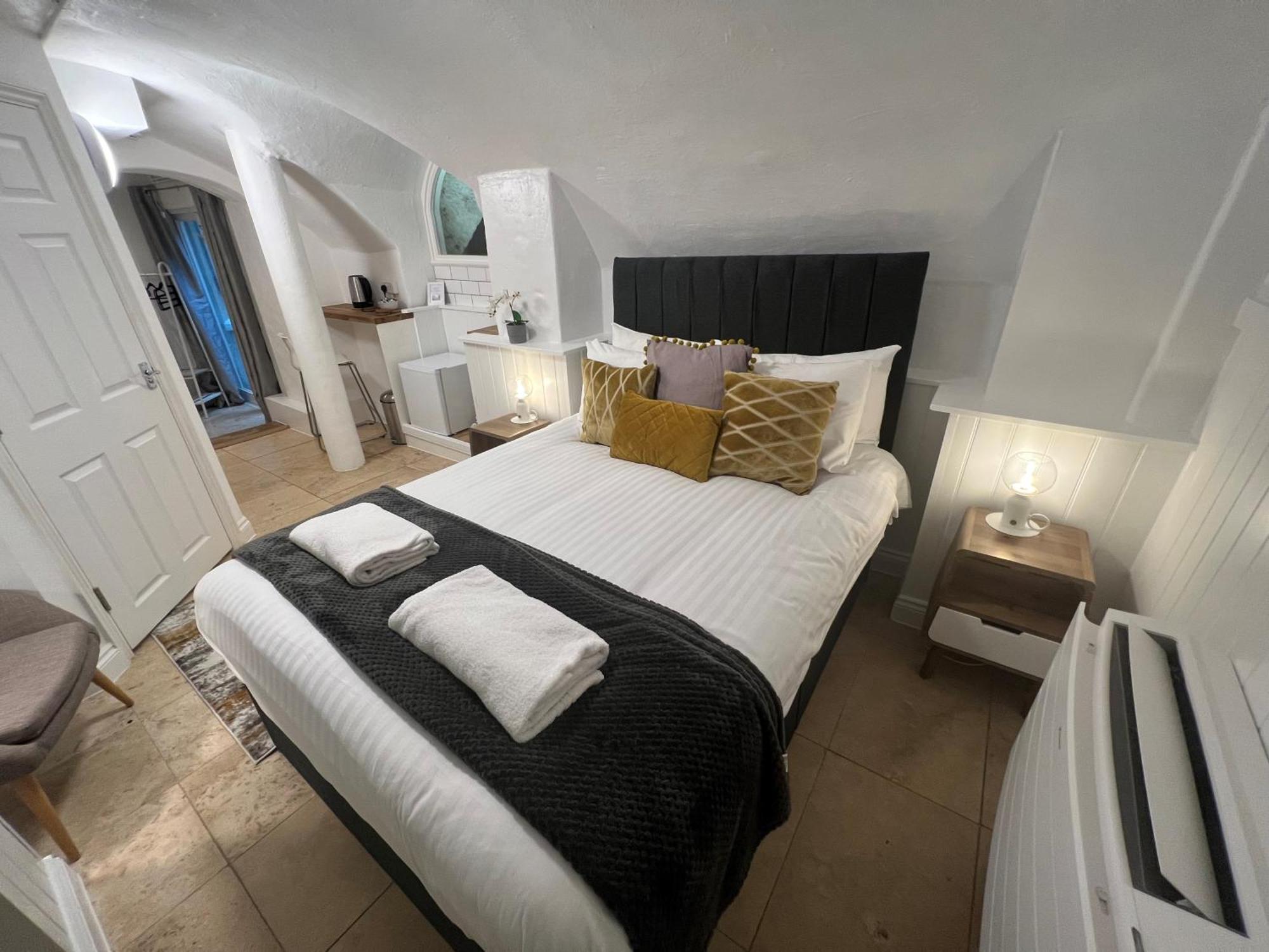 4 Berkeley Square I Your Apartment Бристоль Номер фото