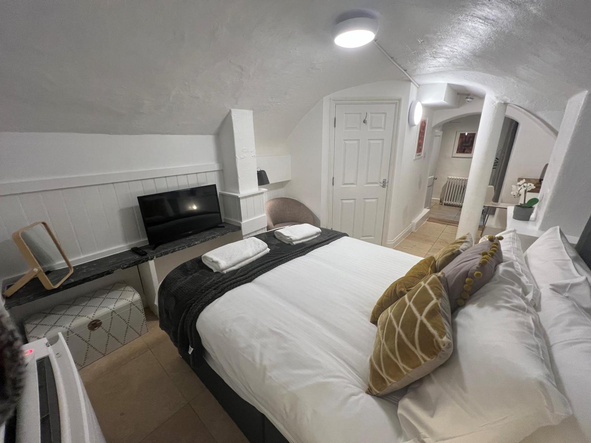 4 Berkeley Square I Your Apartment Бристоль Номер фото