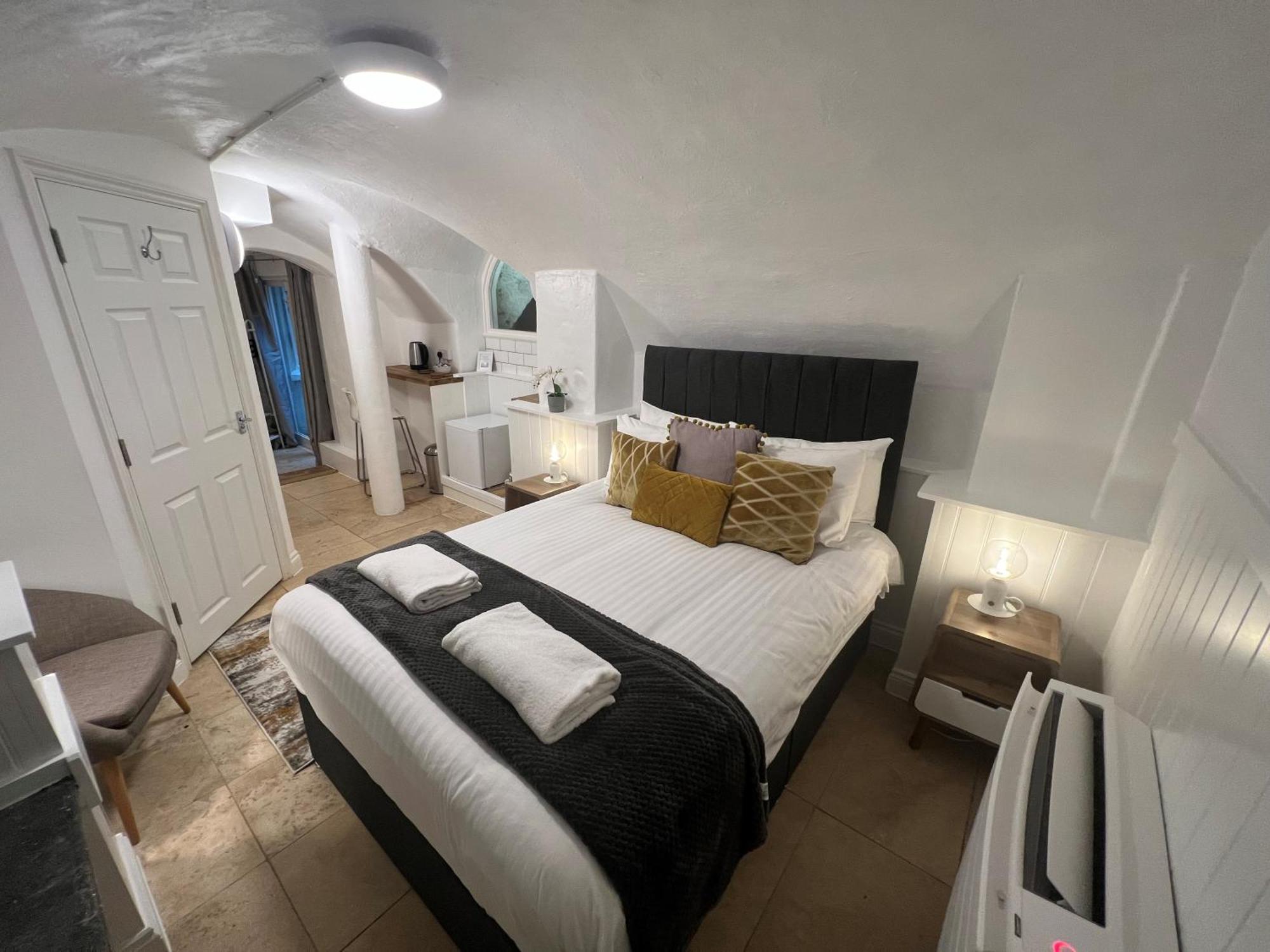 4 Berkeley Square I Your Apartment Бристоль Номер фото
